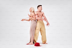 um homem e uma mulher amarrados a cordas