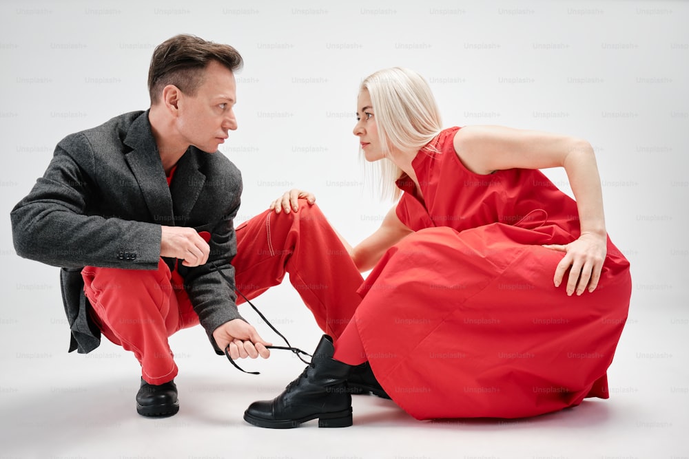 un hombre y una mujer sentados en el suelo
