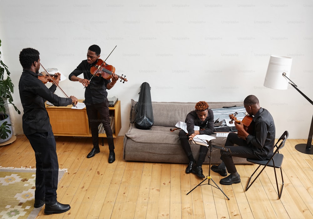 un grupo de personas tocando instrumentos en una sala de estar
