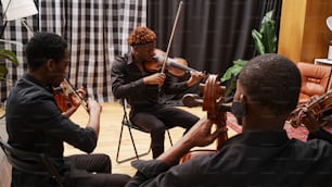 eine Gruppe von Männern, die in einem Raum Musikinstrumente spielen