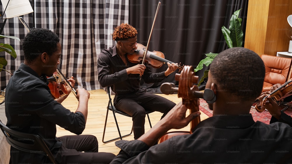 um grupo de homens tocando instrumentos musicais em uma sala