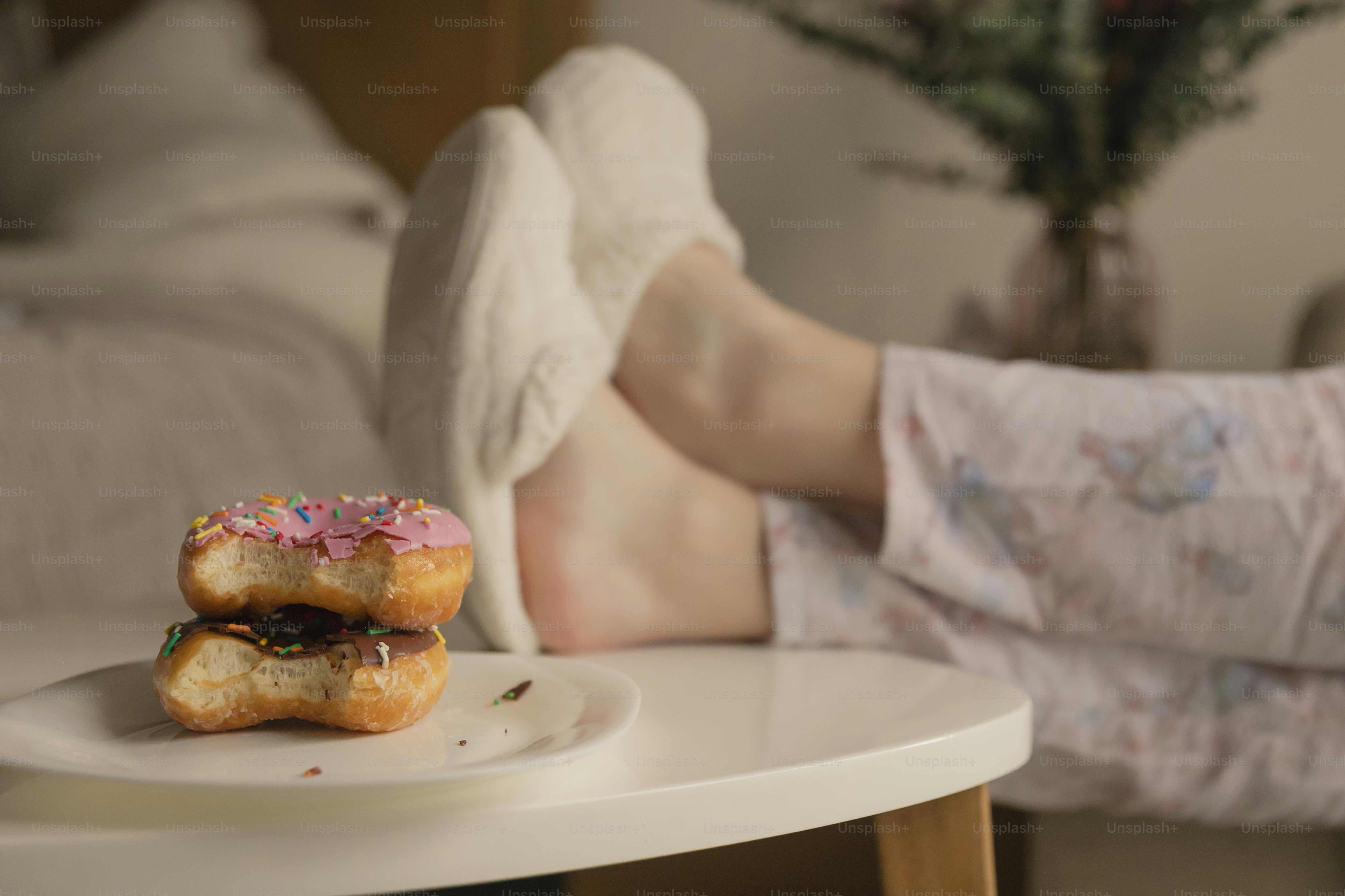 Dos rosquillas sentadas en un plato sobre una mesa