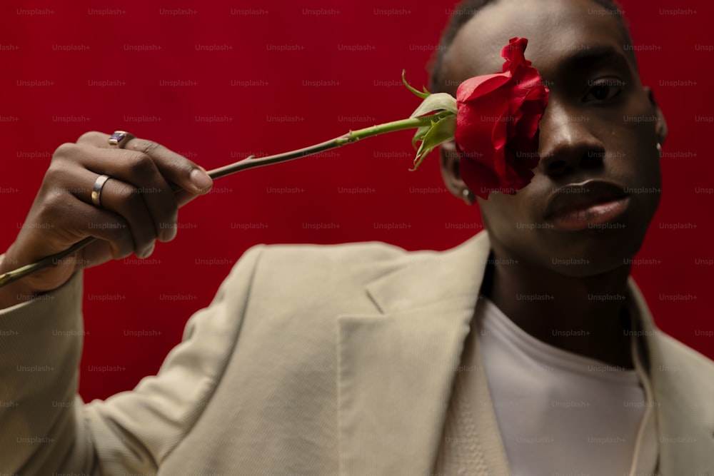un uomo con una rosa in bocca