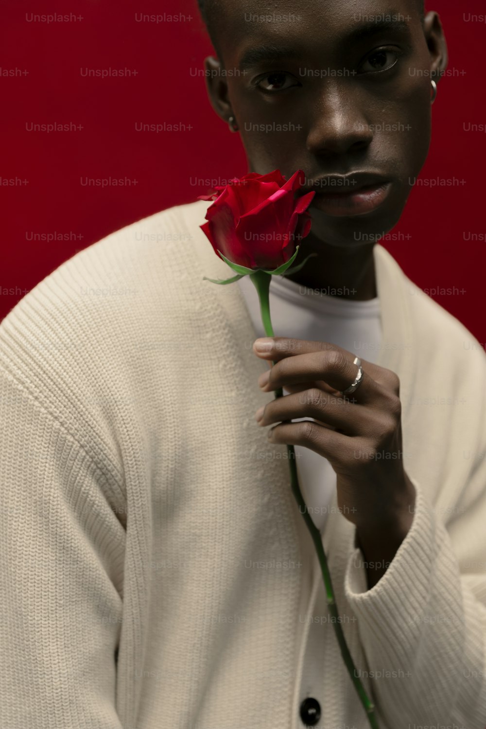 un homme avec une rose à la main