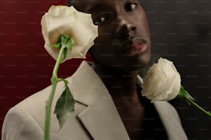 une femme en costume tenant une rose blanche