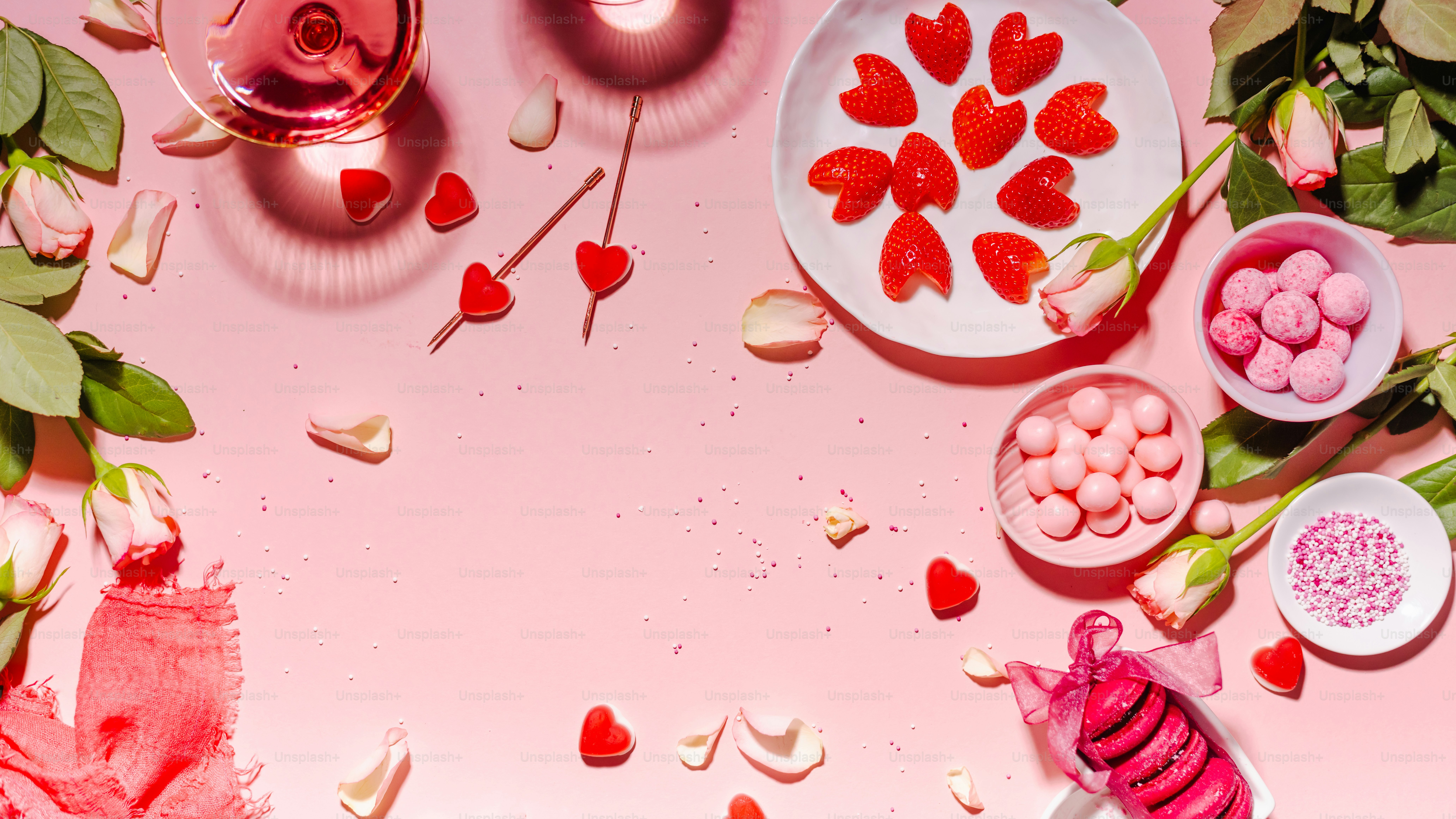 Valentinstagsleckereien mit Erdbeeren und Süßigkeiten