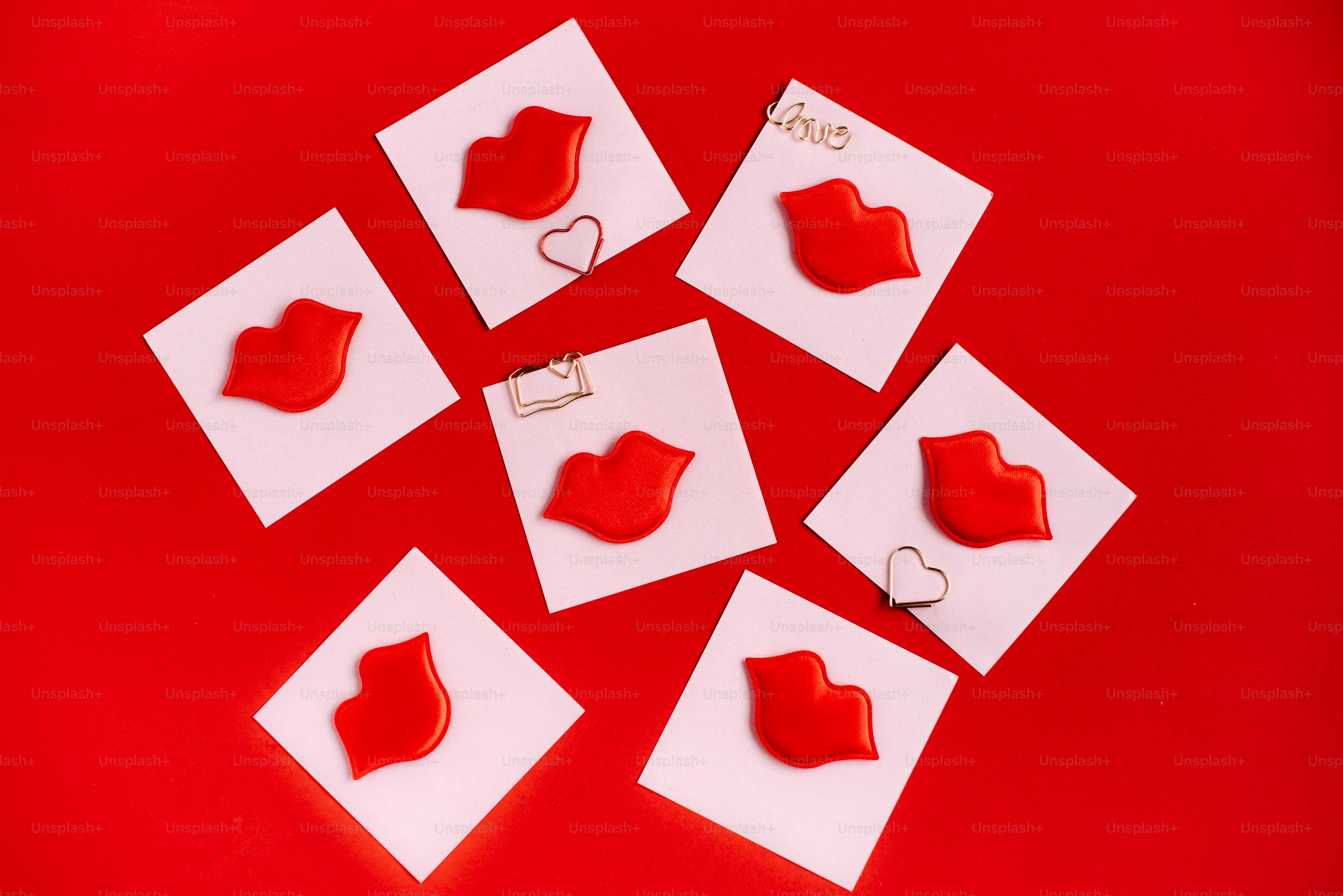 Seven cards with red lips arranged in a circle.