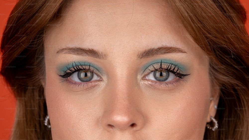 um close up de uma mulher com olhos azuis