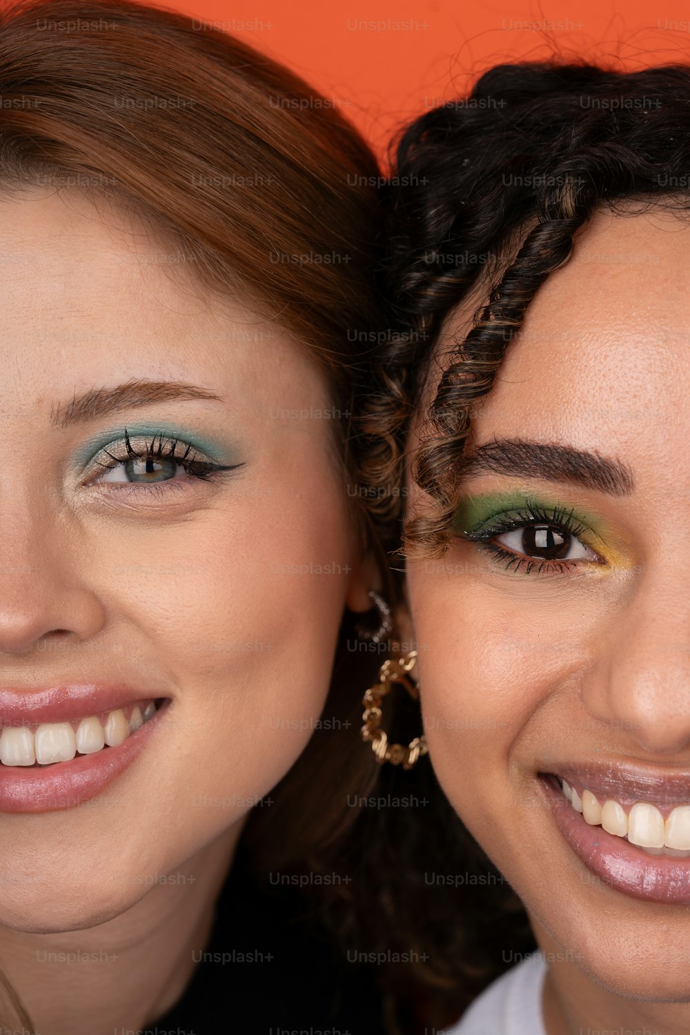 초록색과 노란색 눈 화장을 한 두 여자