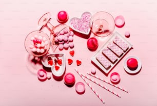 una mesa rosa cubierta con muchos dulces