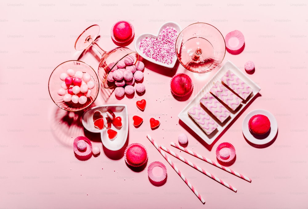 사탕이 듬뿍 쌓인 분홍색 테이블