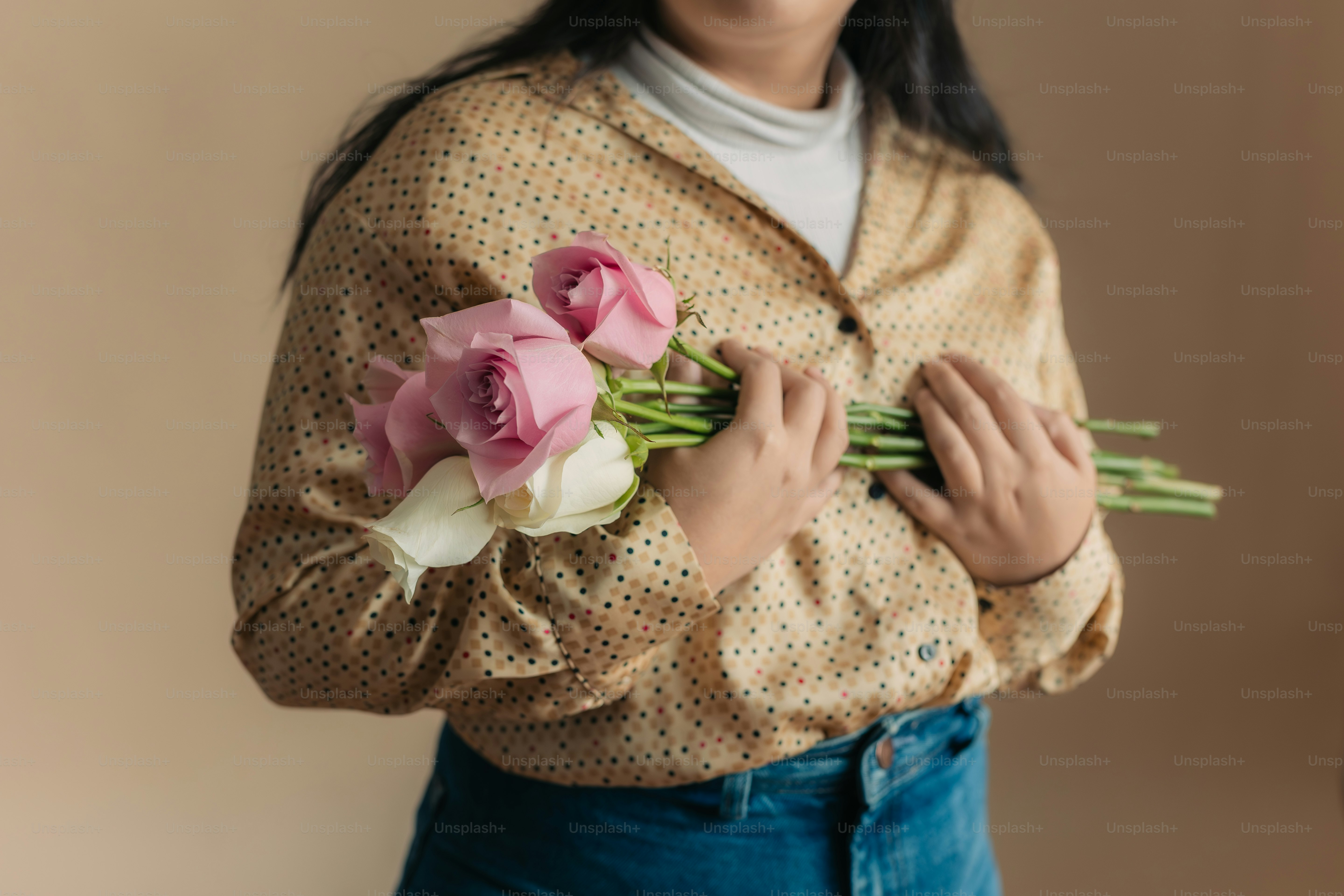 A person holding a bouquet of pink roses photo – Flower Image on Unsplash