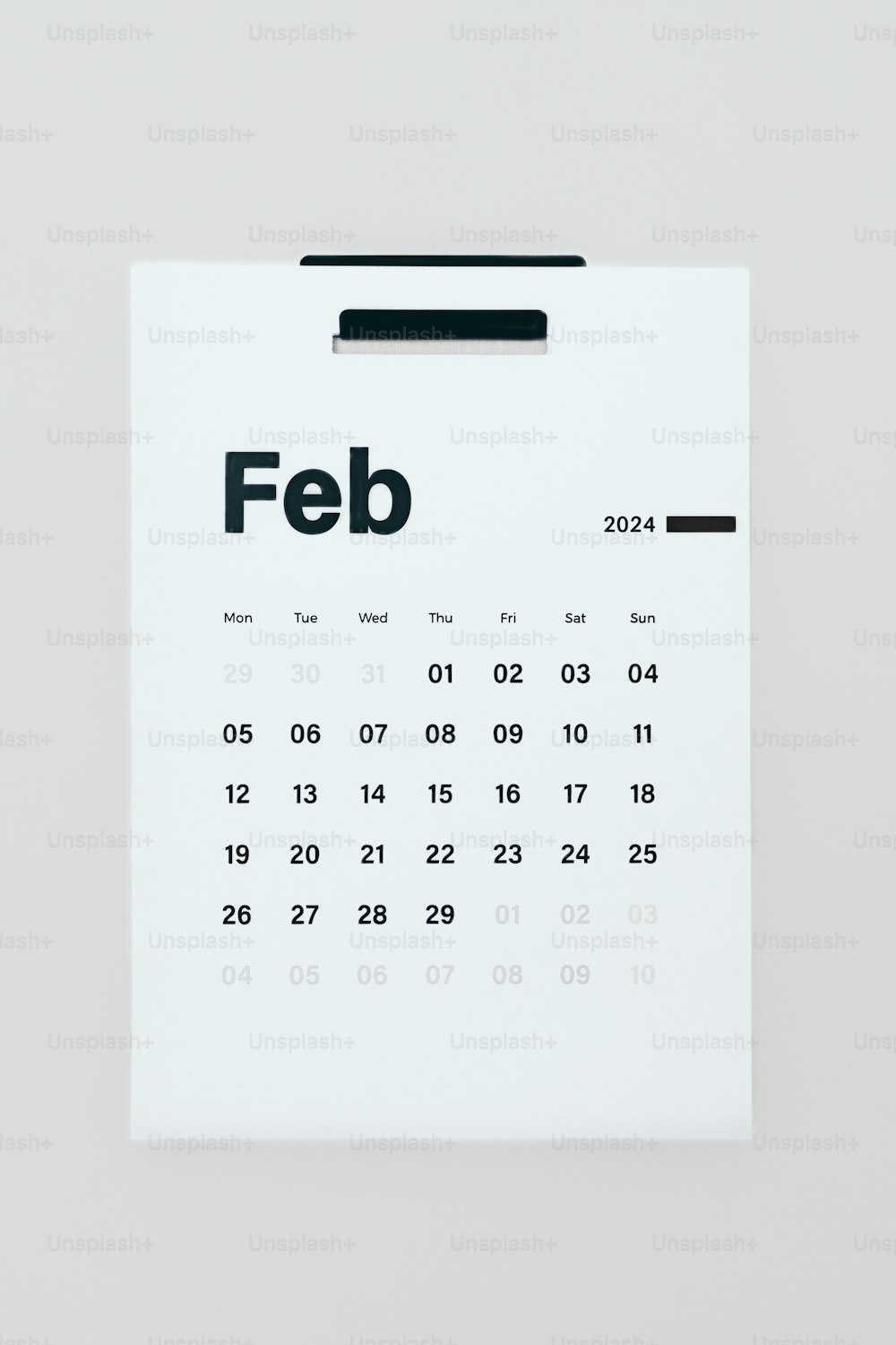 Un calendario blanco con la palabra Feb