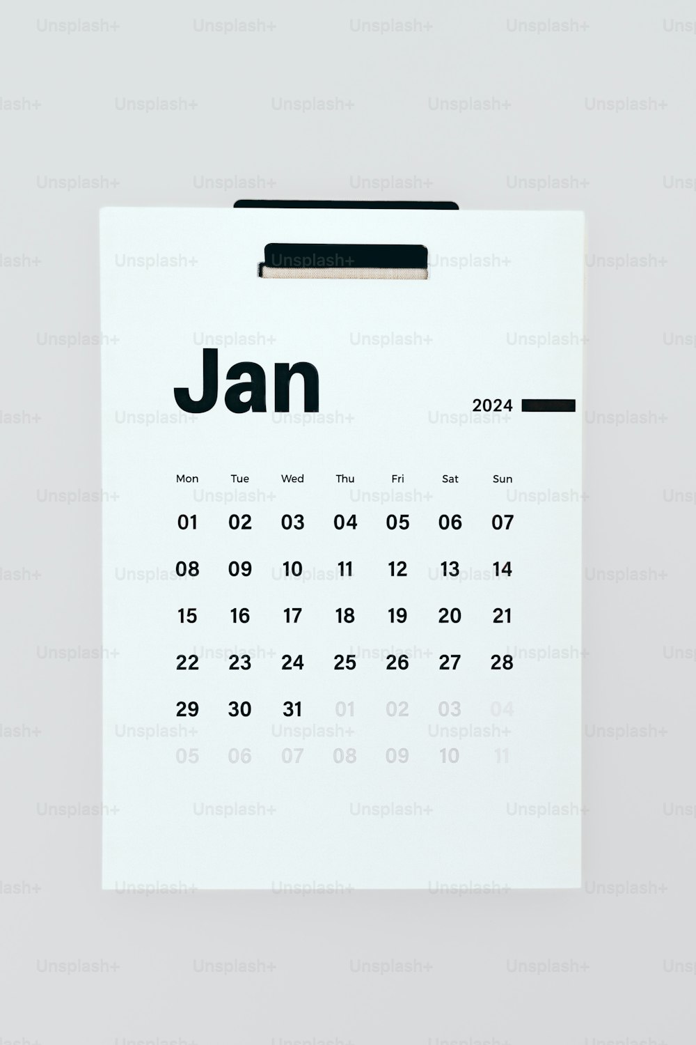 Un calendario clavado en una pared blanca con la fecha Jan
