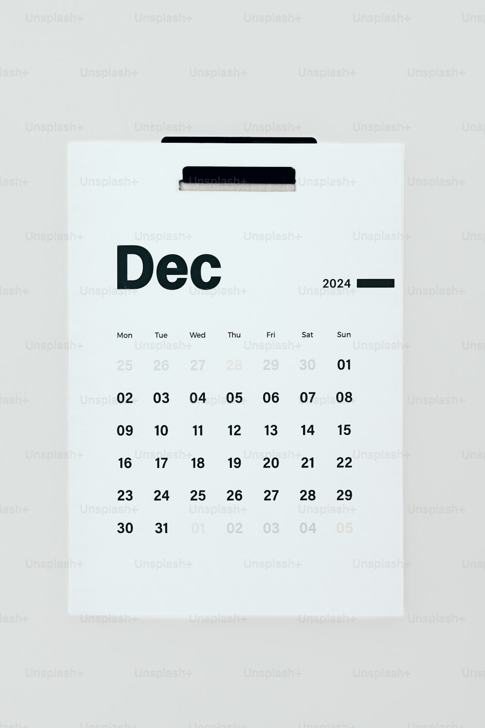 「dec」という単語が記載された卓上カレンダー
