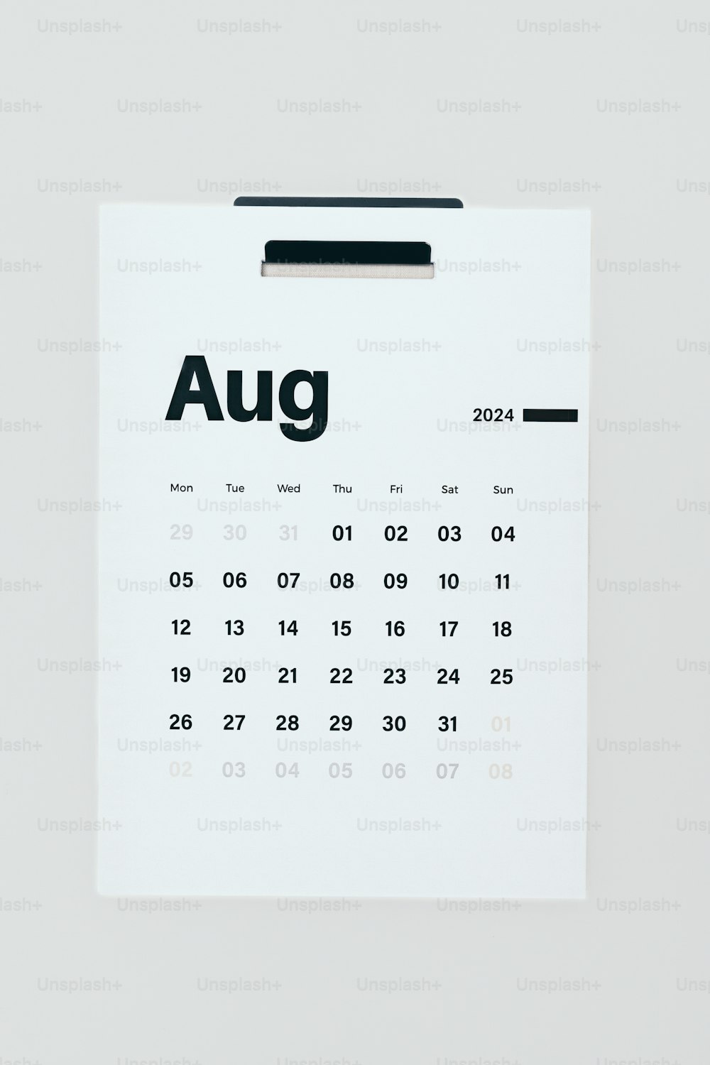 「8月」と書かれたカレンダー