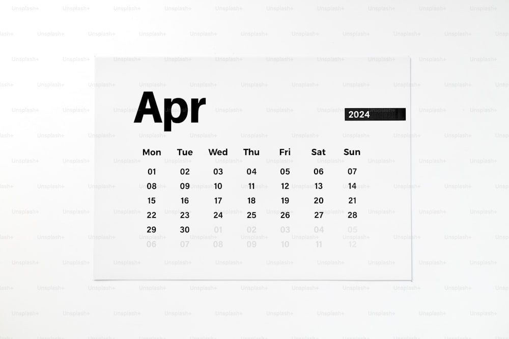 um calendário com o mês de abr nele