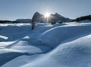 Le soleil brille sur une montagne enneigée