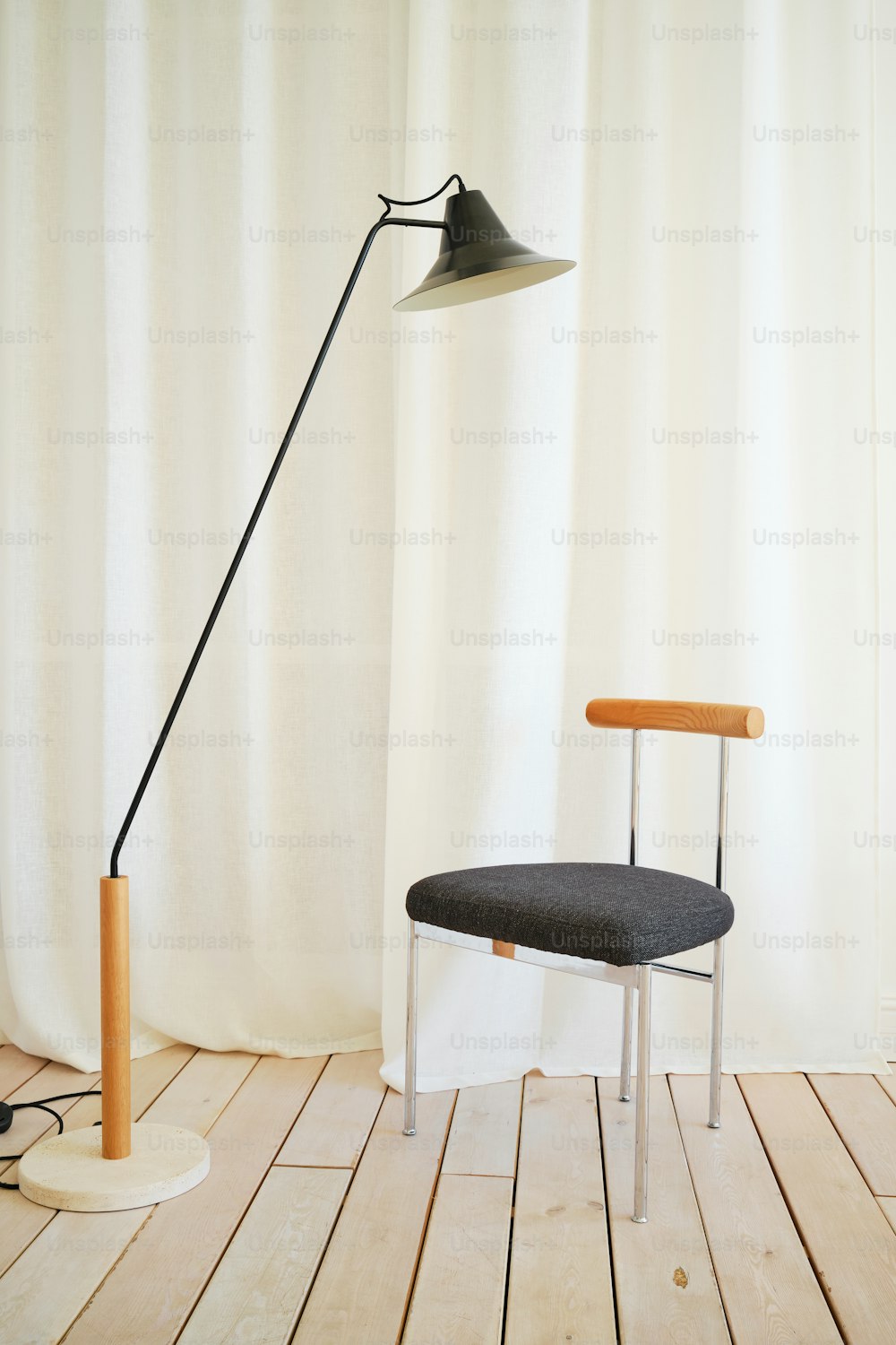 une chaise et une lampe sur un plancher en bois