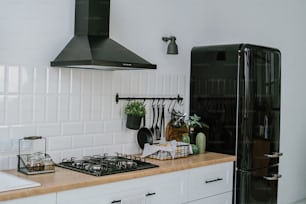 Un refrigerador congelador negro dentro de una cocina