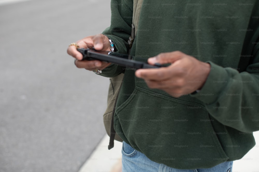 Un hombre sosteniendo un teléfono celular en sus manos