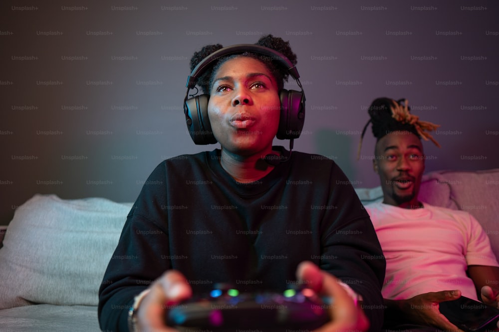 un uomo e una donna seduti su un divano che giocano a un videogioco