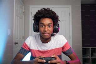 Un joven con auriculares y sosteniendo un controlador de videojuegos