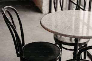 ein Tisch mit vier Stühlen drumherum