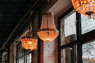 un mucchio di lampadari appesi a un soffitto