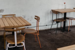 Un par de mesas de madera sentadas una al lado de la otra