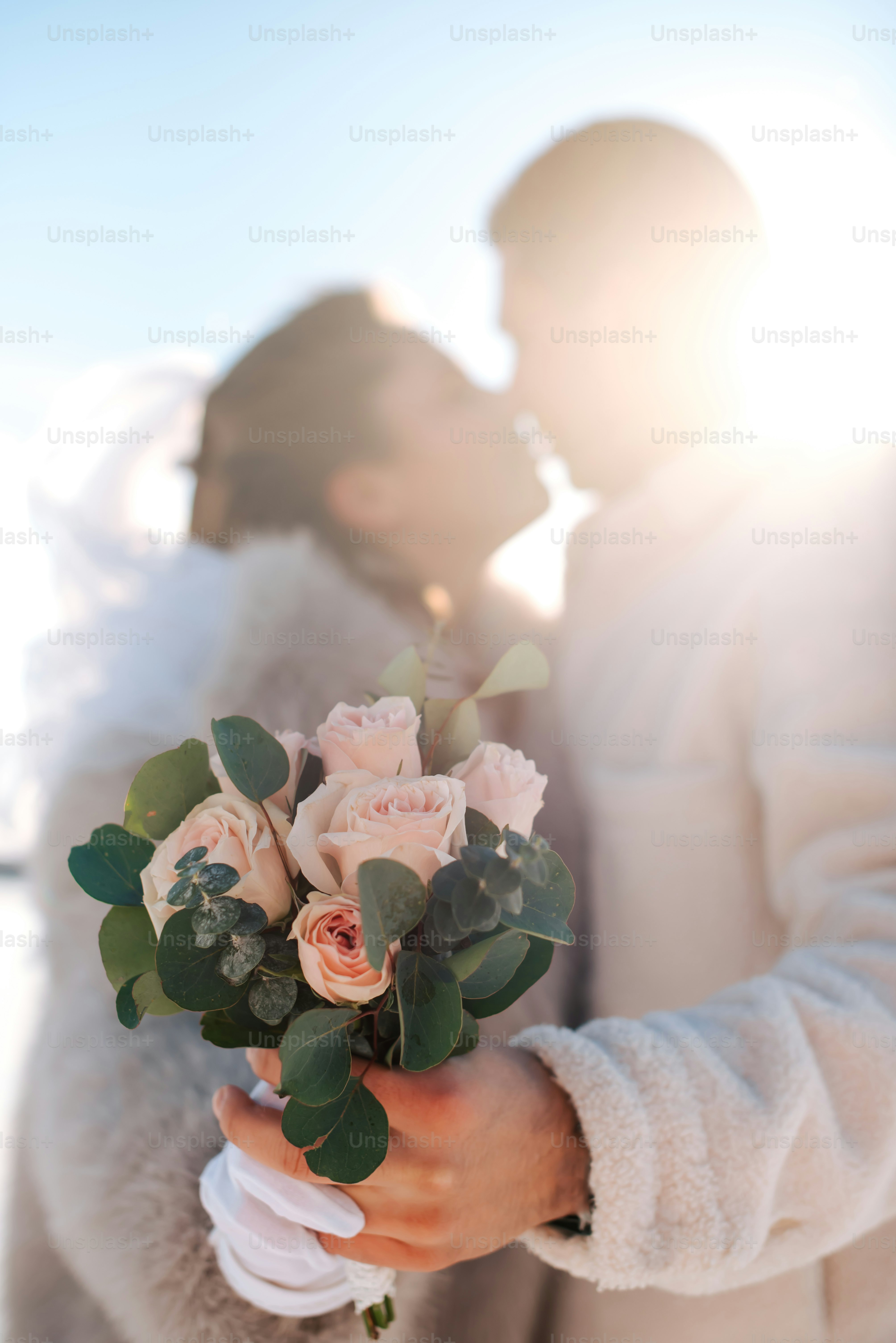 A man and a woman holding a bouquet of flowers photo – Wedding in snow ...
