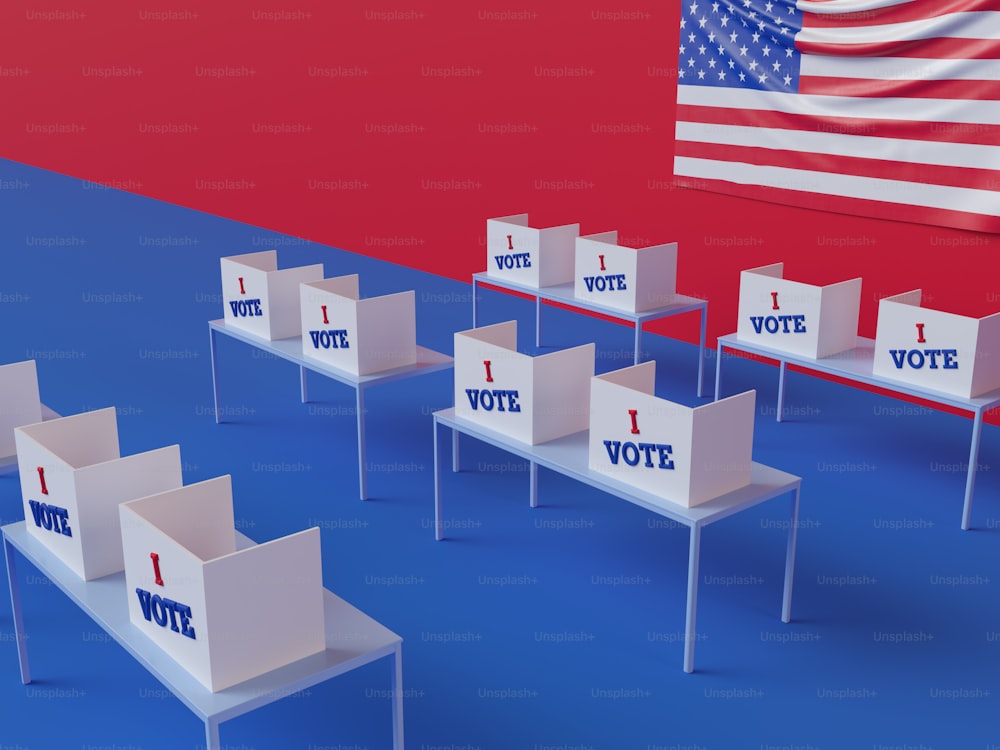 una hilera de sillas con carteles de votación