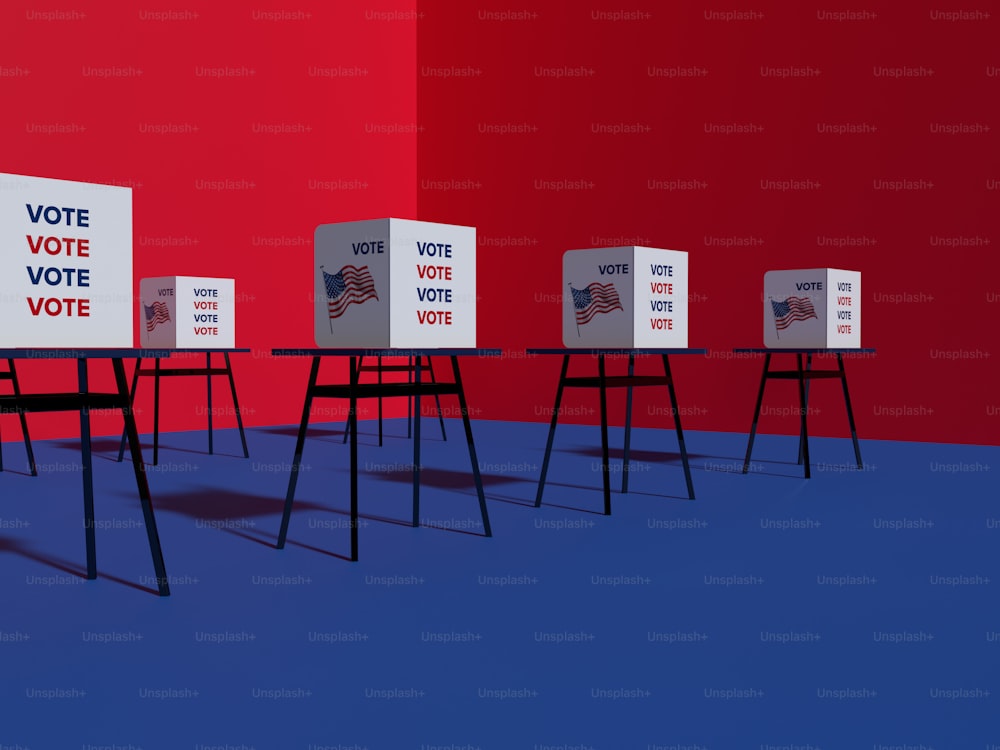 uma fileira de cadeiras com cartazes de votação