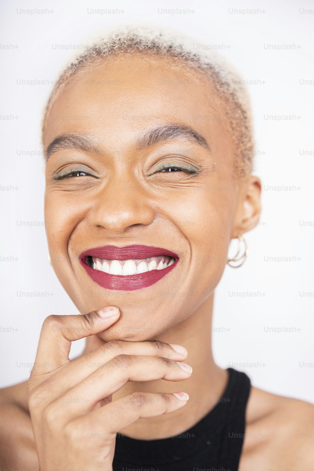 Una mujer con una sonrisa en la cara