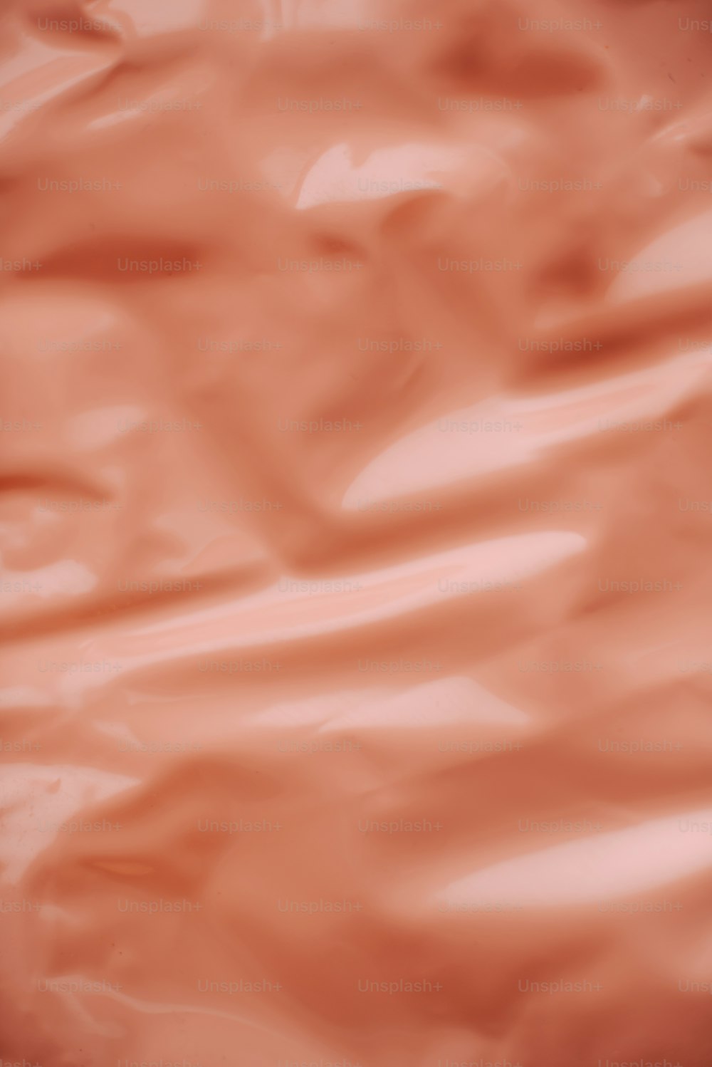 ein verschwommenes Foto mit rosa Hintergrund
