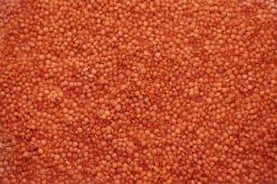 un tas de lentilles corail posé sur une table