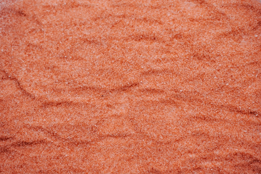 赤い砂の表面のクローズアップ