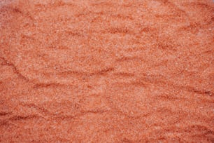 Gros plan d’une surface de sable rouge