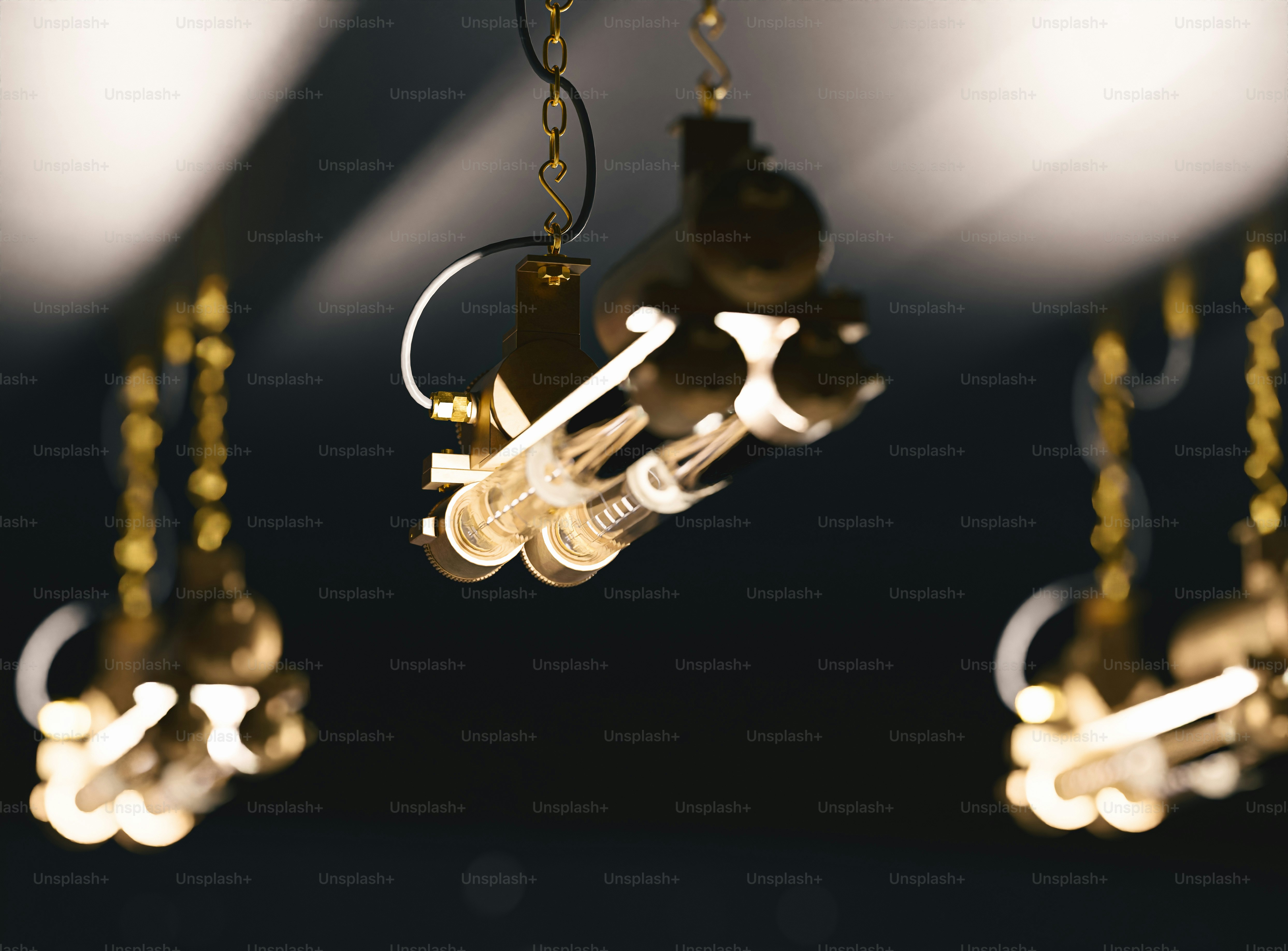 un groupe de lumières suspendues à un plafond