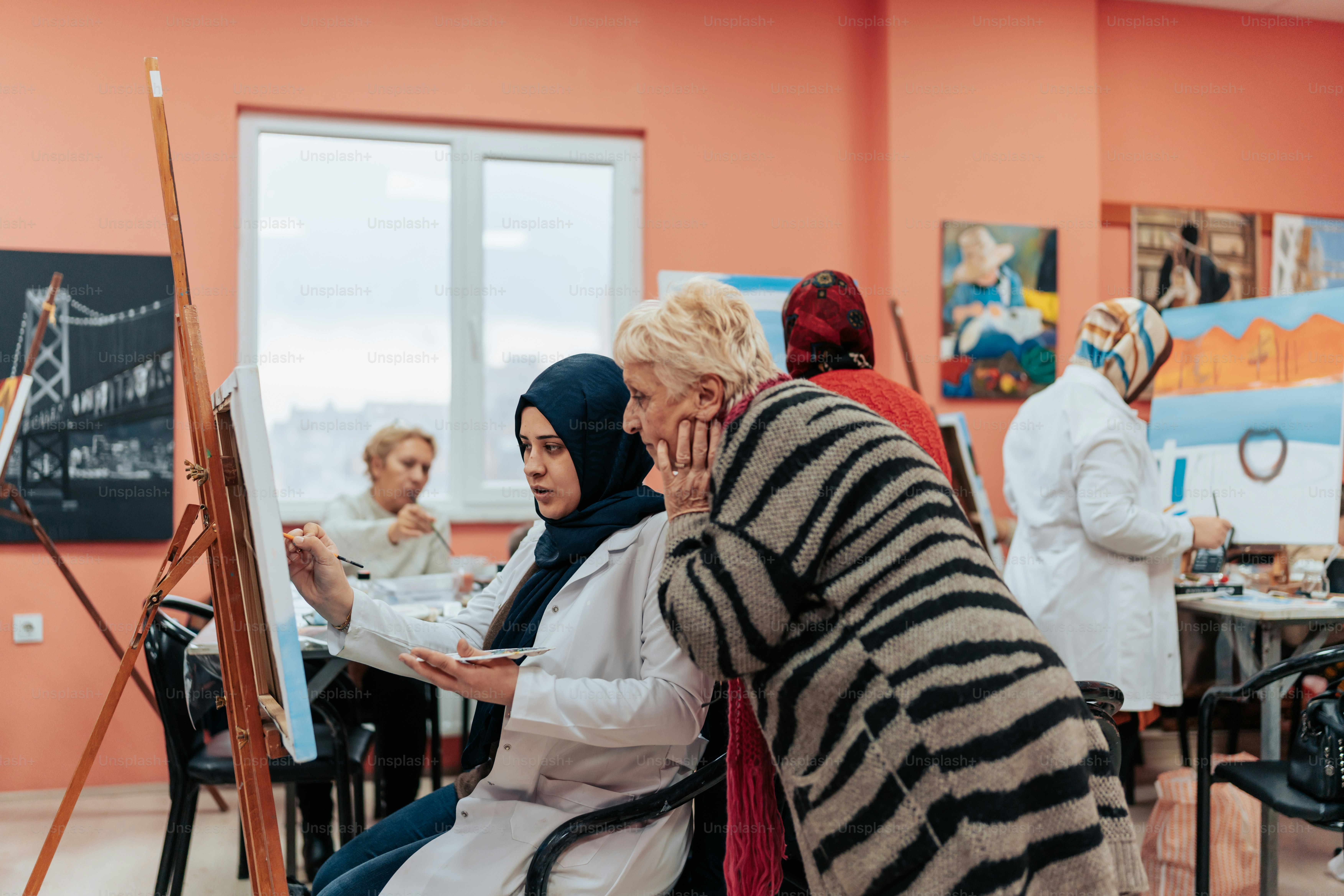 A woman is painting in an art class photo – Painting Image on Unsplash
