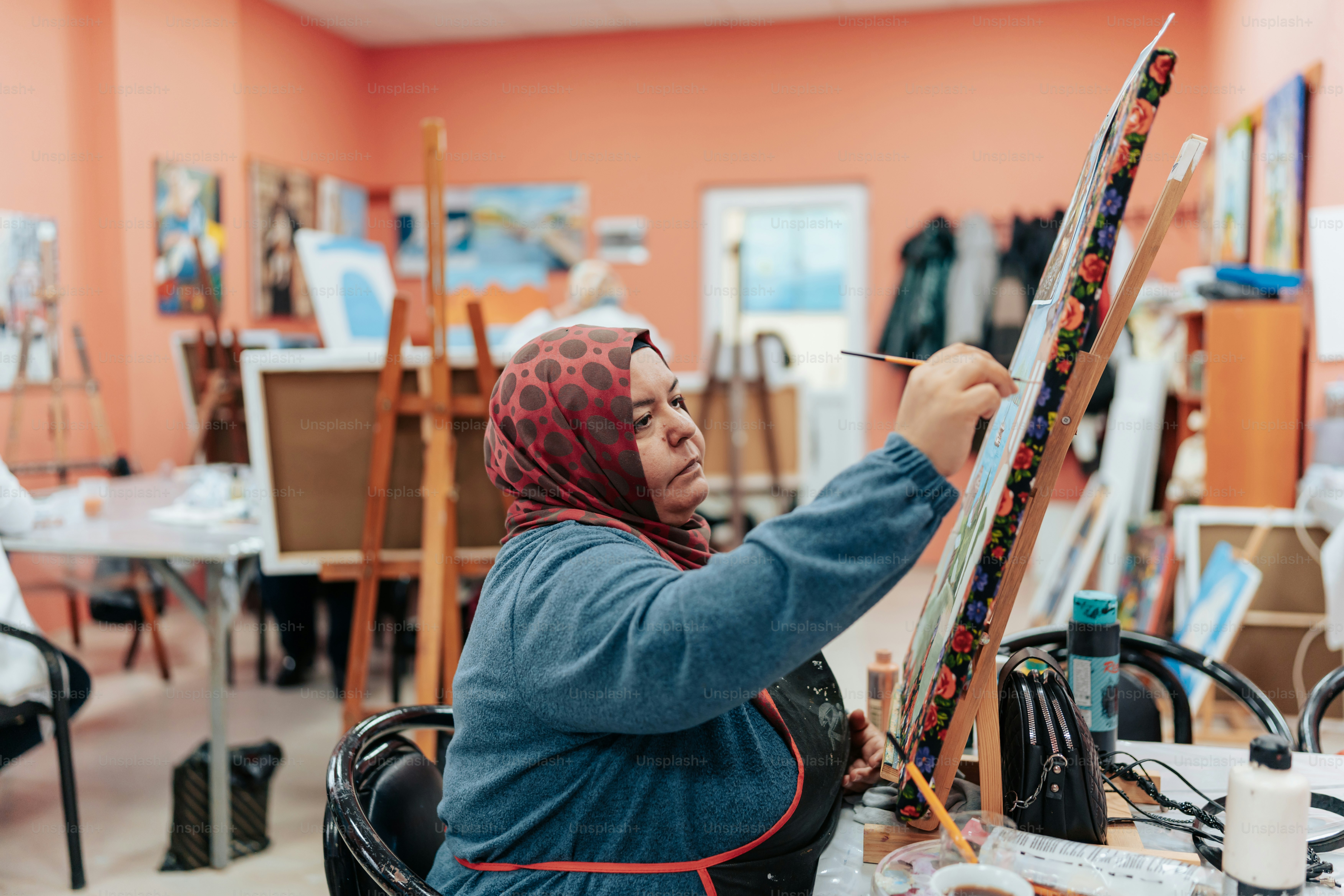 A woman is painting in an art class photo – Painting Image on Unsplash