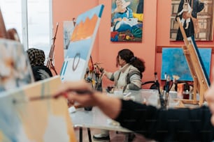 Uma mulher está pintando em um estúdio de arte