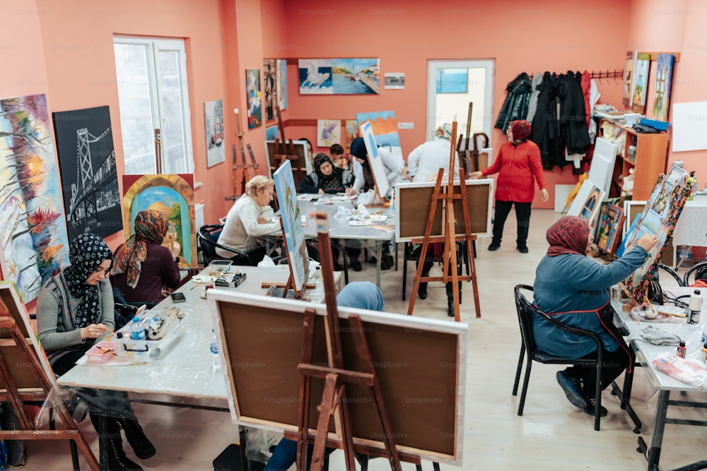 um grupo de pessoas pintando em uma sala