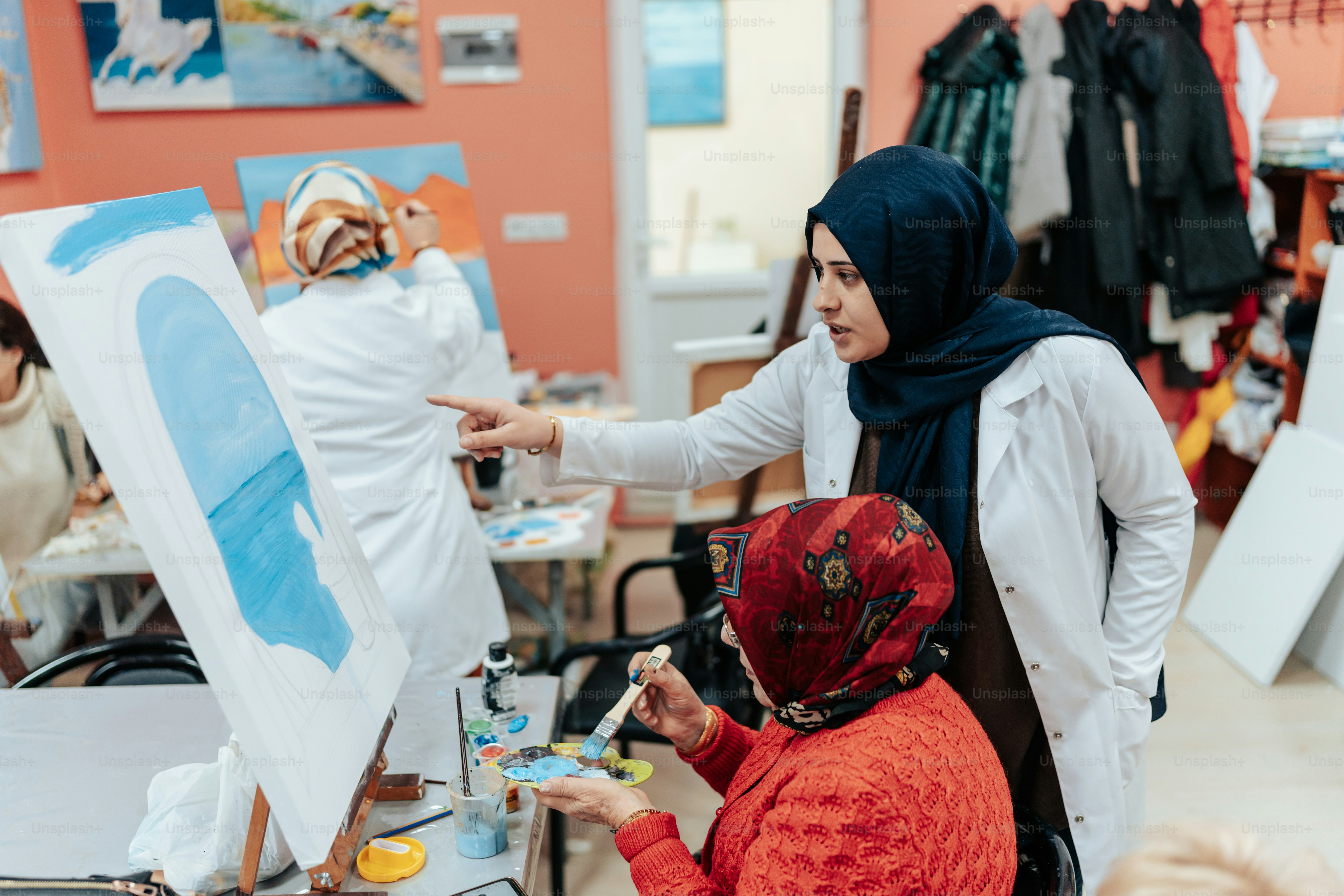 A woman is painting in an art class photo – Painting Image on Unsplash