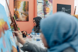 uma mulher em uma pintura de hijab em uma tela