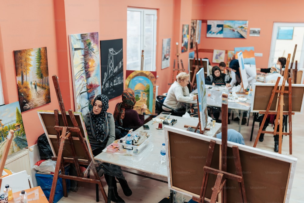 um grupo de pessoas pintando em uma sala