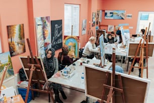 Un grupo de personas pintando en una habitación