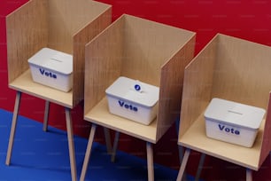 tre sedie di legno con urne per il voto