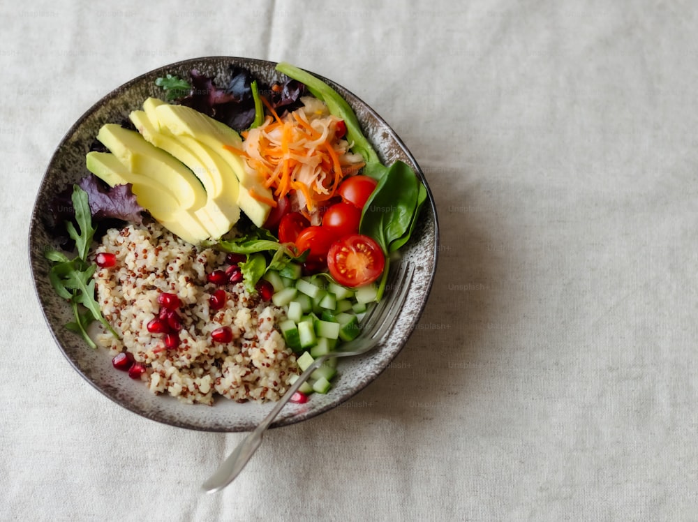 un bol lleno de arroz, verduras y frutas