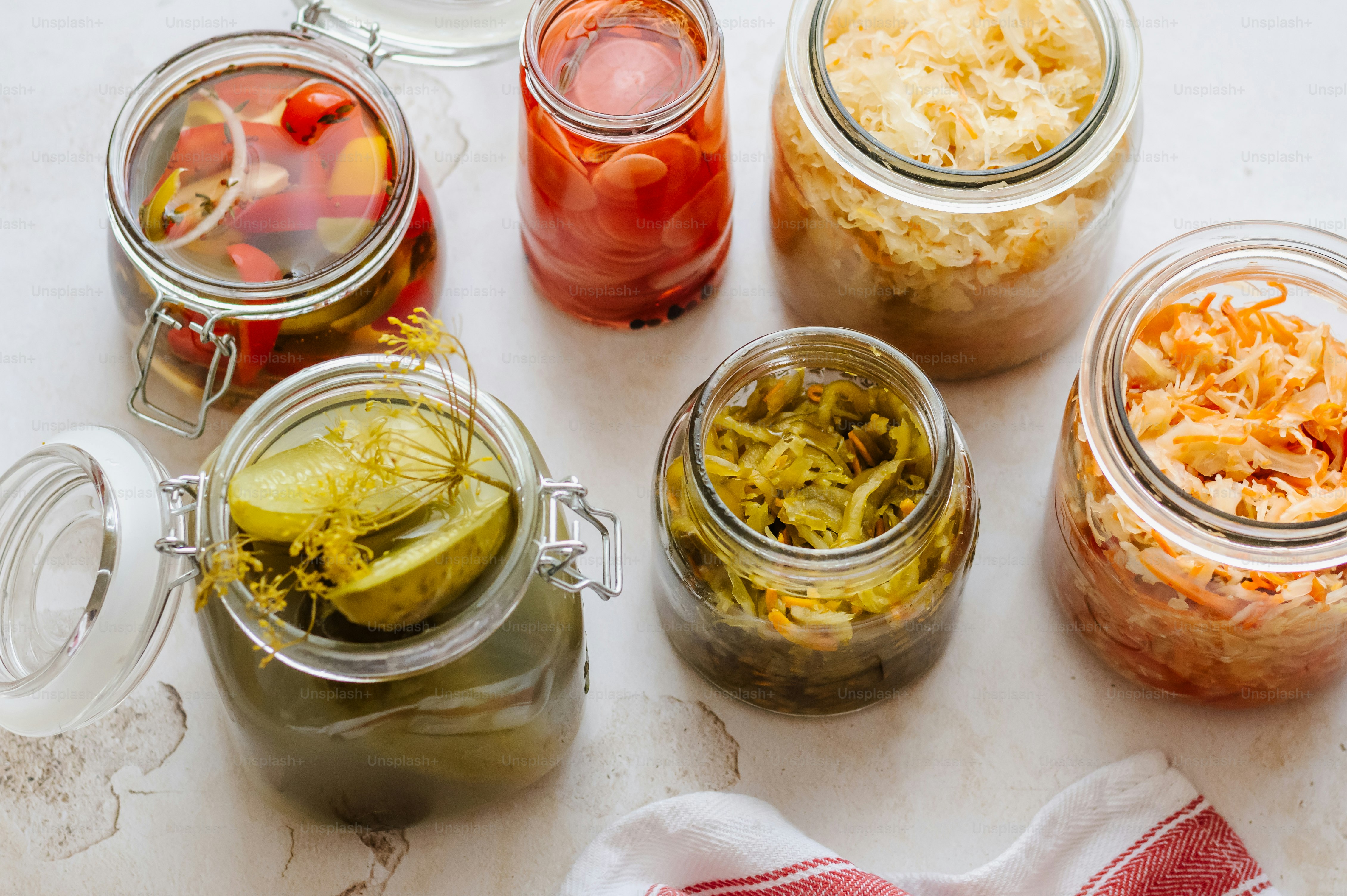 Vegetais fermentados coloridos em potes